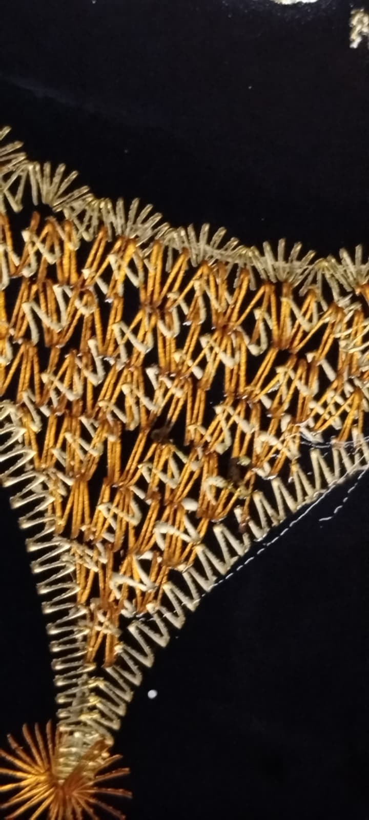 ORTADA ALLAH (C.C.) ÜST ORTADA HZ MUHAMMED (S.A.V.) ETRAFINDAKİ EBU BEKİR ÖMER  OSMAN ALİ  HASAN  HÜSEYİN  MANEVİ KORUMA VE BEREKET BAKIR DUVAR TABAGI 