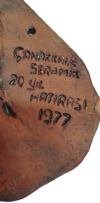 CANAKKALE SERAMİK  20 YIL HATIRASI 1977  SERAMİK ÇARKIN BAŞINDA ELLERİYLE ÇAMURA ŞEKİL VEREN USTA