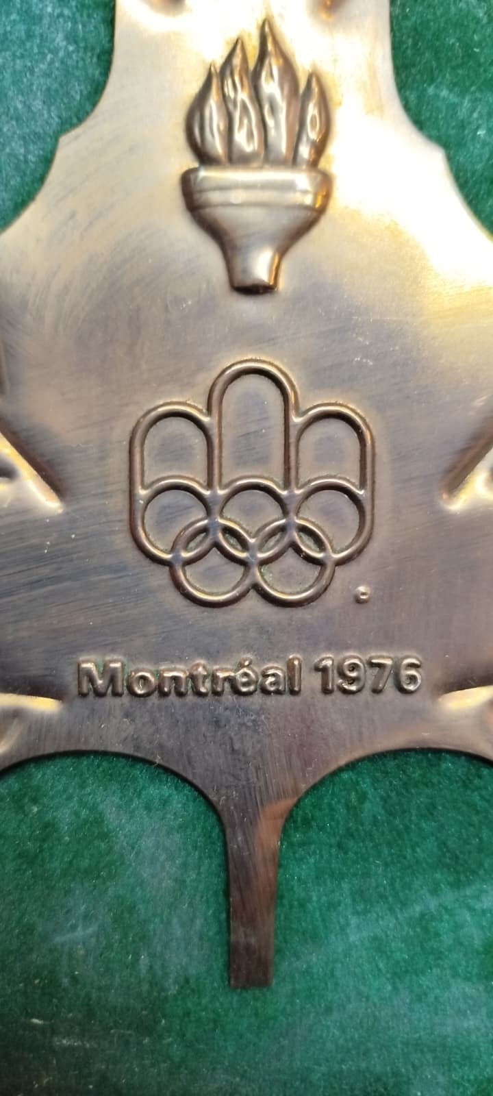 1976 MONTREAL OLİMPİYATLARI KANADA ÇINAR YAPRAĞI FORMUNDA ÖZEL ÇERÇEVELİ HATIRA PLAKETİ