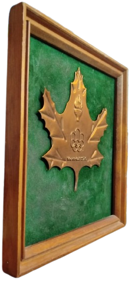 1976 MONTREAL OLİMPİYATLARI KANADA ÇINAR YAPRAĞI FORMUNDA ÖZEL ÇERÇEVELİ HATIRA PLAKETİ