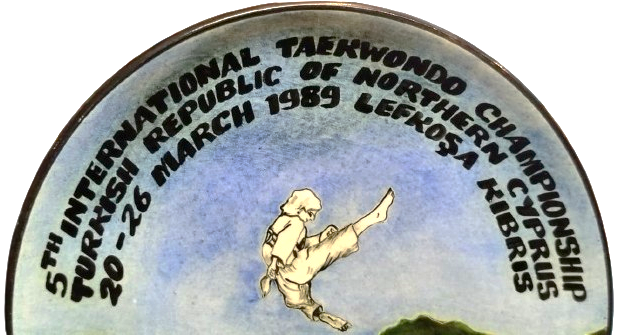 1989 KIBRIS 5. ULUSLARARASI TAEKWONDO ŞAMPİYONASI TABAĞI SERAMİK TAMAMEN EL CİZİM BOYAMA YAPIM