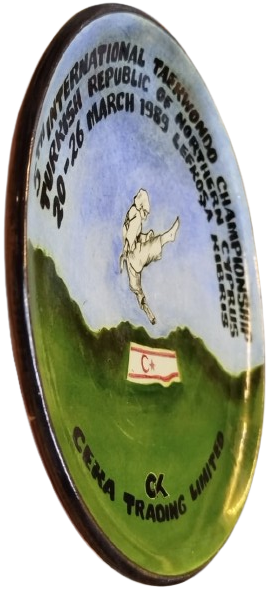 1989 KIBRIS 5. ULUSLARARASI TAEKWONDO ŞAMPİYONASI TABAĞI SERAMİK TAMAMEN EL CİZİM BOYAMA YAPIM