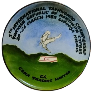 1989 KIBRIS 5. ULUSLARARASI TAEKWONDO ŞAMPİYONASI TABAĞI SERAMİK TAMAMEN EL CİZİM BOYAMA YAPIM