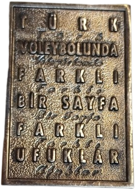 TURK VELEYBOLUNDA FARKLI BİR SAYFAFARKLI UFUKLAR GUMUS MADALYA TURK VELEYBOLUNDA FARKLI BİR SAYFAFARKLI UFUKLAR GUMUS MADALYA DİKDORGEN FORMDA MEDAL