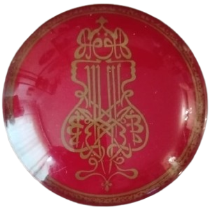 MEVLEVİ TEKKE  MUSENNA YA HAZRETI MEVLANA HAT SANATI EL ISLEMELI KIRMIZI ZEMİN UZERİ ALTIN İS BOMBELİ AKRİLİK DEKORATIF DUVAR OBJE