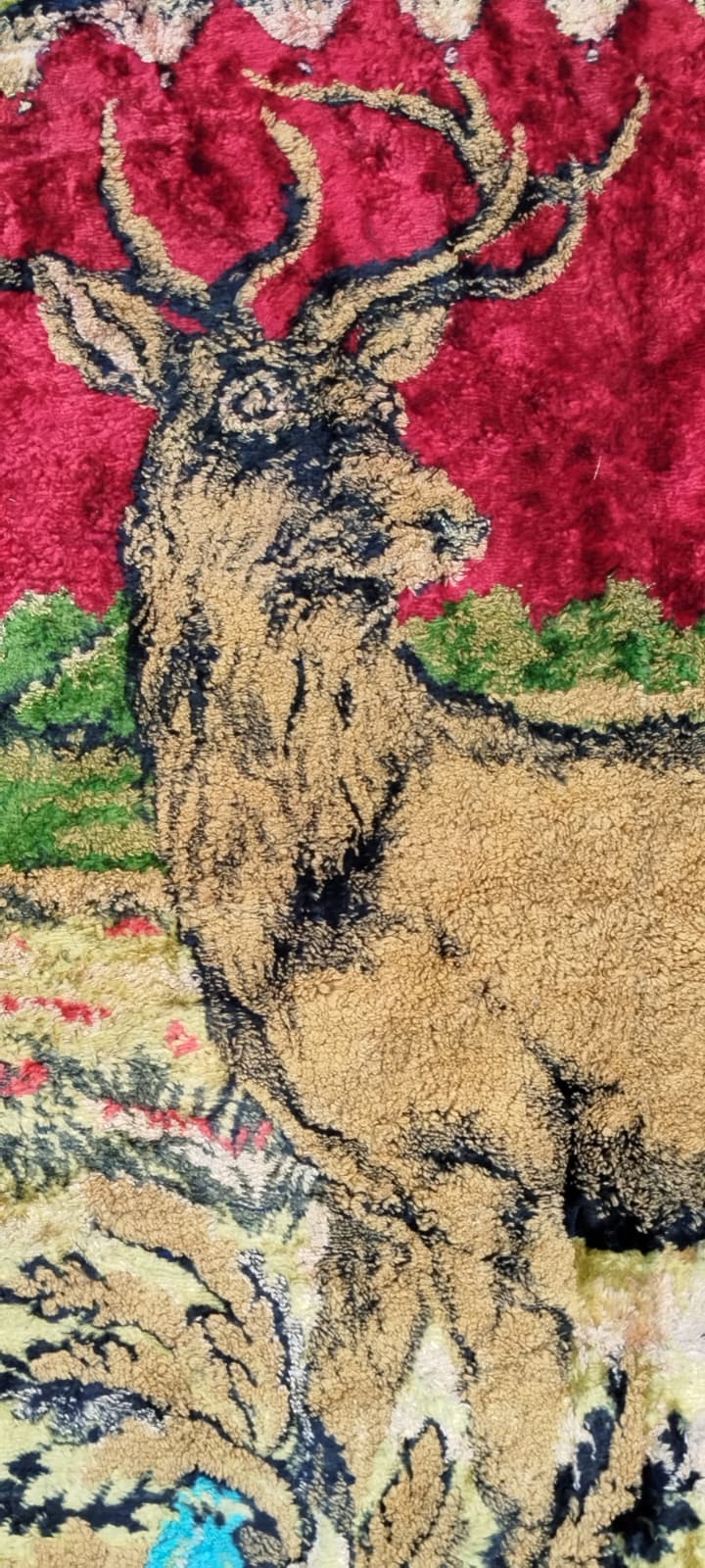 1970 TAMAMI EL TEZGAH DOKUMA ÜZERİNDE ORMANDA GEYİK VE  CEYLANLAR TEMALI RESMİ BULUNAN FLOŞ SACAKLI DUVAR HALISI