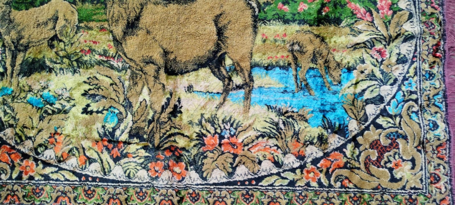 1970 TAMAMI EL TEZGAH DOKUMA ÜZERİNDE ORMANDA GEYİK VE  CEYLANLAR TEMALI RESMİ BULUNAN FLOŞ SACAKLI DUVAR HALISI