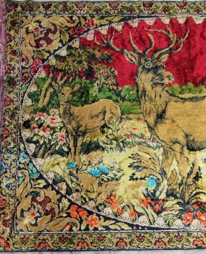 1970 TAMAMI EL TEZGAH DOKUMA ÜZERİNDE ORMANDA GEYİK VE  CEYLANLAR TEMALI RESMİ BULUNAN FLOŞ SACAKLI DUVAR HALISI
