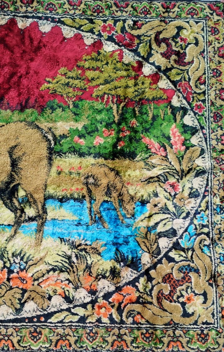 1970 TAMAMI EL TEZGAH DOKUMA ÜZERİNDE ORMANDA GEYİK VE  CEYLANLAR TEMALI RESMİ BULUNAN FLOŞ SACAKLI DUVAR HALISI