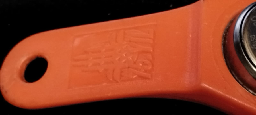 1990 ELEKTRONIK AKILLI BİLET AKBİL BAS GEÇ TURUNCU RENK PLASTİK İSTANBUL BELEDİYE 75 YILINA OZEL  AMBLEMLİ MUHAFAZASINDA ANAHTARLIK