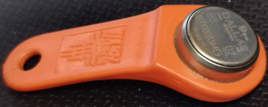 1990 ELEKTRONIK AKILLI BİLET AKBİL BAS GEÇ TURUNCU RENK PLASTİK İSTANBUL BELEDİYE 75 YILINA OZEL  AMBLEMLİ MUHAFAZASINDA ANAHTARLIK