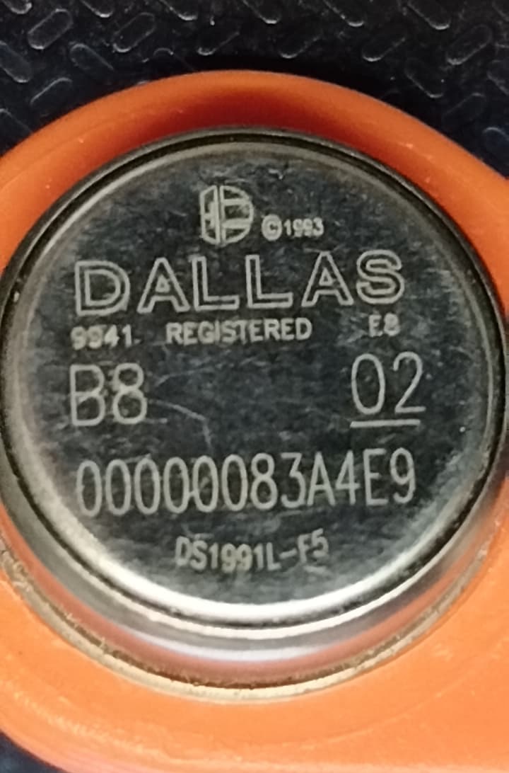 1990 ELEKTRONIK AKILLI BİLET AKBİL BAS GEÇ TURUNCU RENK PLASTİK İSTANBUL BELEDİYE 75 YILINA OZEL  AMBLEMLİ MUHAFAZASINDA ANAHTARLIK