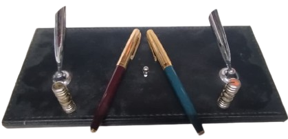 1980 ANTİKA ÇİFTLİ DOLMA KALEM Lİ MASAÜSTÜ KALEM SETİ VE DERİ TABLALI PRESTİJLİ OFİS AKSESUARI İSİM TAKMA YERİ MEVCUT