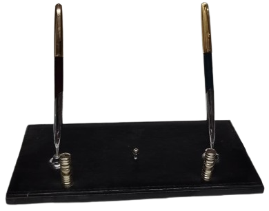 1980 ANTİKA ÇİFTLİ DOLMA KALEM Lİ MASAÜSTÜ KALEM SETİ VE DERİ TABLALI PRESTİJLİ OFİS AKSESUARI İSİM TAKMA YERİ MEVCUT