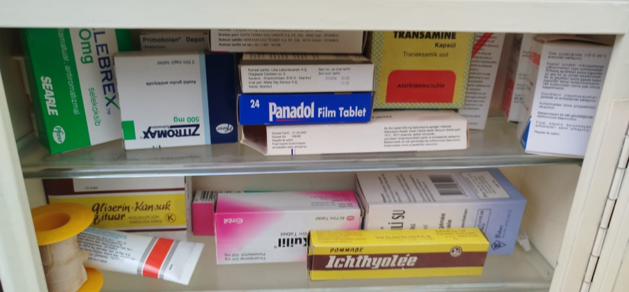 ARVA MARKA NOSTALJİK AYNALI KAPAKLI METAL RAFLI RETRO ECZA DOLABI