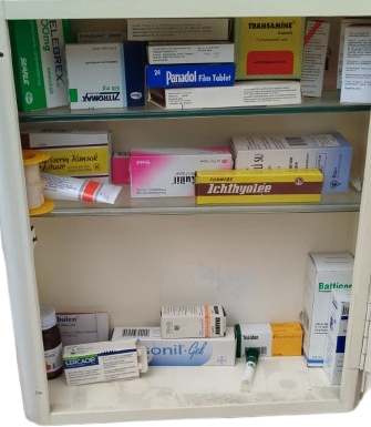 ARVA MARKA NOSTALJİK AYNALI KAPAKLI METAL RAFLI RETRO ECZA DOLABI