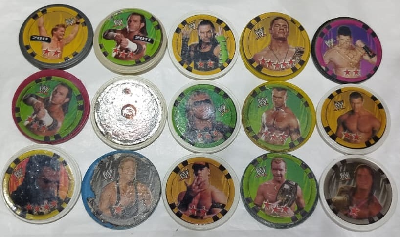 2000  NADİR KOLEKSİYONLUK NABA  WWE SMACKDOWN VE RAW DÖVÜŞÇÜLERİ TASO OYUN PULU 15 ADET DEGİŞİK RESİMLİ NABA TASO OYUN 