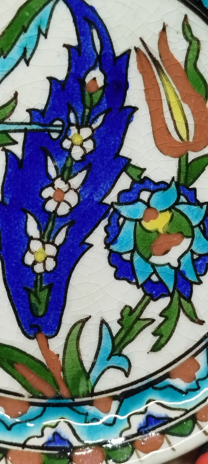 1950 İZNİK CİNİ TAMAMI EL CEKME YAZI VE OSMANMLI SAZ YAPRAGI  LALE VE KARANFİL SUSLEME BOYAMA  