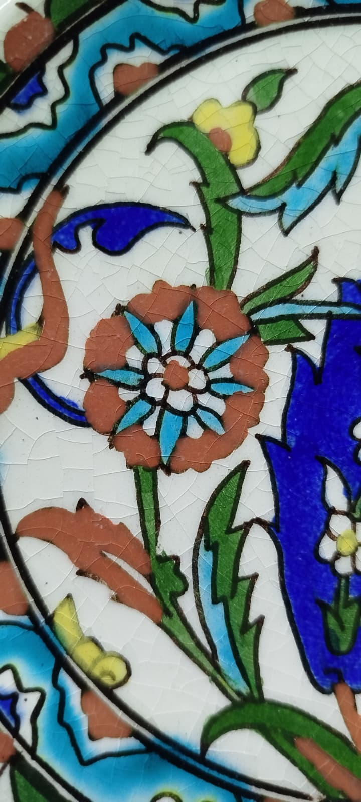 1950 İZNİK CİNİ TAMAMI EL CEKME YAZI VE OSMANMLI SAZ YAPRAGI  LALE VE KARANFİL SUSLEME BOYAMA  