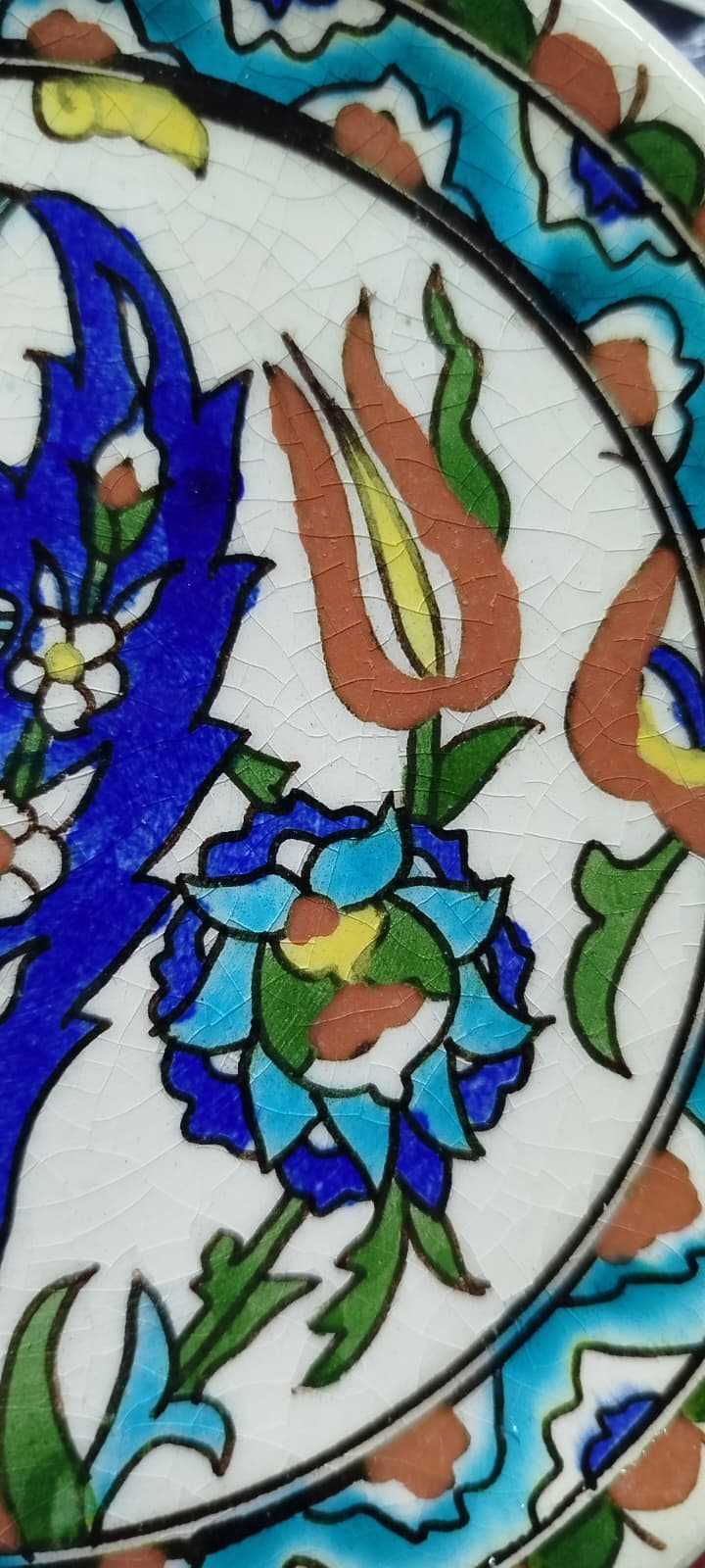 1950 İZNİK CİNİ TAMAMI EL CEKME YAZI VE OSMANMLI SAZ YAPRAGI  LALE VE KARANFİL SUSLEME BOYAMA  