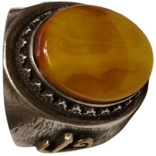 EL İŞÇİLİĞİ GÜMÜŞ ÜZERİ DAMLA KEHRİBAR TAŞLI VE  VAV HARFİ SÜSLEMELİ ÖZEL YAPIM ERKEK YÜZÜK