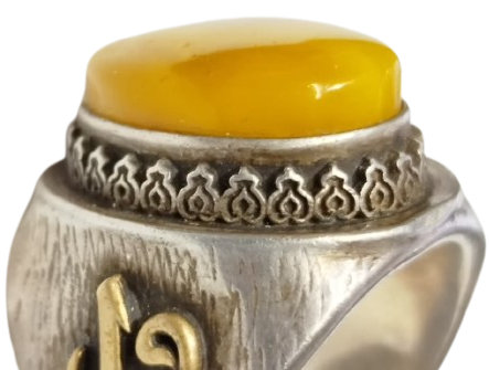 EL İŞÇİLİĞİ GÜMÜŞ ÜZERİ DAMLA KEHRİBAR TAŞLI VE  VAV HARFİ SÜSLEMELİ ÖZEL YAPIM ERKEK YÜZÜK