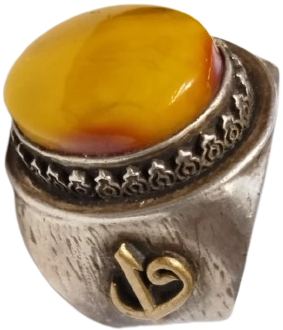 EL İŞÇİLİĞİ GÜMÜŞ ÜZERİ DAMLA KEHRİBAR TAŞLI VE  VAV HARFİ SÜSLEMELİ ÖZEL YAPIM ERKEK YÜZÜK