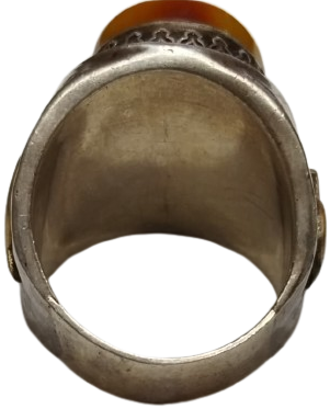 EL İŞÇİLİĞİ GÜMÜŞ ÜZERİ DAMLA KEHRİBAR TAŞLI VE  VAV HARFİ SÜSLEMELİ ÖZEL YAPIM ERKEK YÜZÜK