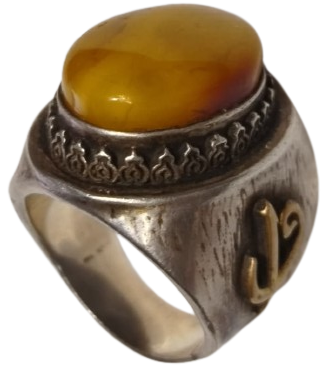 EL İŞÇİLİĞİ GÜMÜŞ ÜZERİ DAMLA KEHRİBAR TAŞLI VE  VAV HARFİ SÜSLEMELİ ÖZEL YAPIM ERKEK YÜZÜK