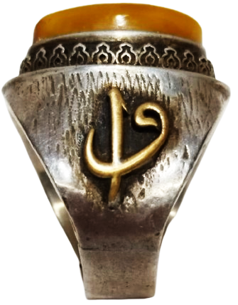 EL İŞÇİLİĞİ GÜMÜŞ ÜZERİ DAMLA KEHRİBAR TAŞLI VE  VAV HARFİ SÜSLEMELİ ÖZEL YAPIM ERKEK YÜZÜK