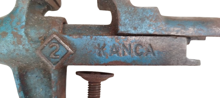 1970 ANTİKA KANCA MARKA NO 2 MAVİ RENK DEMİR DÖVME PORTATİF MASAÜSTÜ TEZGAH MENGENESİ