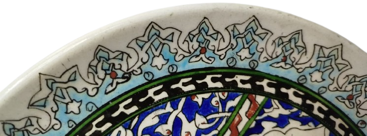 1960 EL İŞÇİLİĞİ BESMELE-İ ŞERİF YAZILI KLASİK OSMANLI MOTİFLİ DEKORATİF KÜTAHYA ÇİNİ TABAK