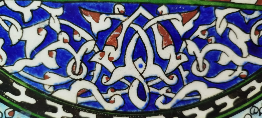1960 EL İŞÇİLİĞİ BESMELE-İ ŞERİF YAZILI KLASİK OSMANLI MOTİFLİ DEKORATİF KÜTAHYA ÇİNİ TABAK