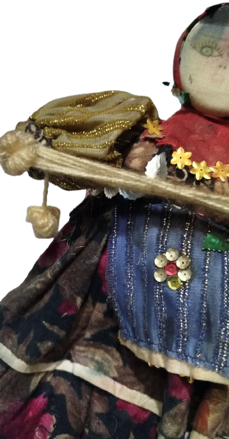 1950 ANTİKA TAMAMEN EL YAPIMI YÖRESEL BEBEK KİRMEN VE ÇIKRIK TUTAN SAMAN ANADOLU KADINI FİGÜRÜ