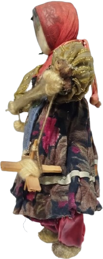 1950 ANTİKA TAMAMEN EL YAPIMI YÖRESEL BEBEK KİRMEN VE ÇIKRIK TUTAN SAMAN ANADOLU KADINI FİGÜRÜ