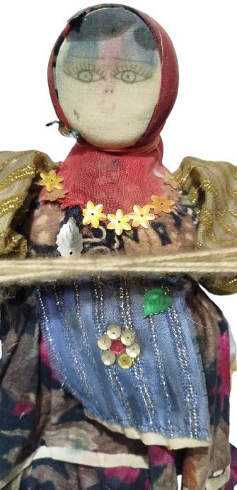 1950 ANTİKA TAMAMEN EL YAPIMI YÖRESEL BEBEK KİRMEN VE ÇIKRIK TUTAN SAMAN ANADOLU KADINI FİGÜRÜ