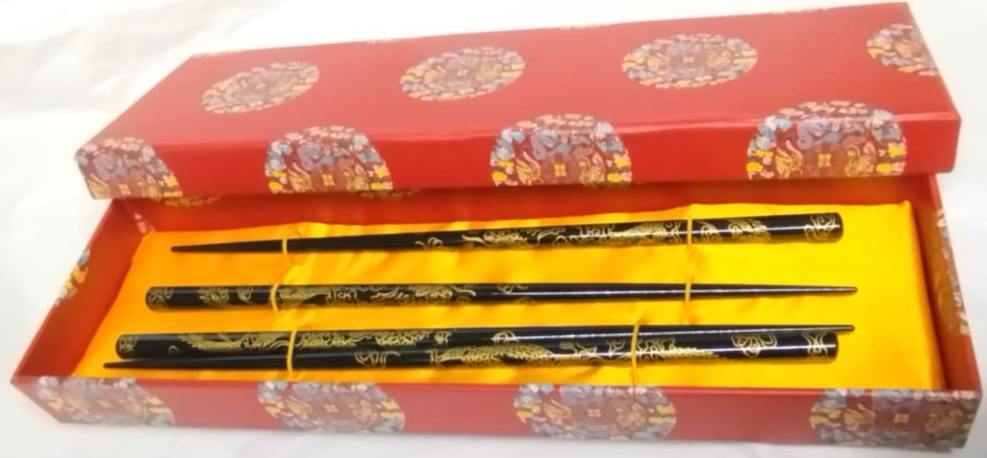 CHOPSTICKS SUNUM KUTUSUNDA, EJDERHA MOTİFLİ, SİYAH LAKE UZERİ ALTIN RENK EL CEKME İŞLEMELİ 2 ÇİFT UZAK DOĞU YEMEK ÇUBUĞU