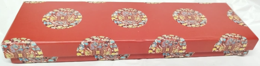 CHOPSTICKS SUNUM KUTUSUNDA, EJDERHA MOTİFLİ, SİYAH LAKE UZERİ ALTIN RENK EL CEKME İŞLEMELİ 2 ÇİFT UZAK DOĞU YEMEK ÇUBUĞU