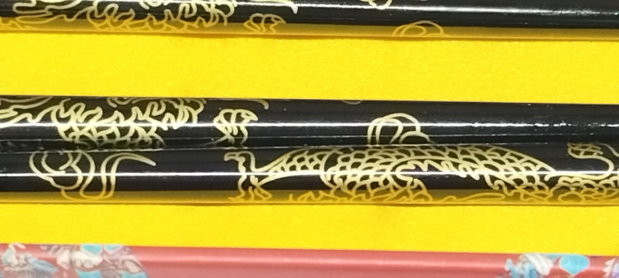 CHOPSTICKS SUNUM KUTUSUNDA, EJDERHA MOTİFLİ, SİYAH LAKE UZERİ ALTIN RENK EL CEKME İŞLEMELİ 2 ÇİFT UZAK DOĞU YEMEK ÇUBUĞU