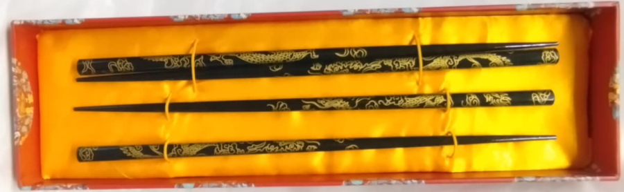 CHOPSTICKS SUNUM KUTUSUNDA, EJDERHA MOTİFLİ, SİYAH LAKE UZERİ ALTIN RENK EL CEKME İŞLEMELİ 2 ÇİFT UZAK DOĞU YEMEK ÇUBUĞU