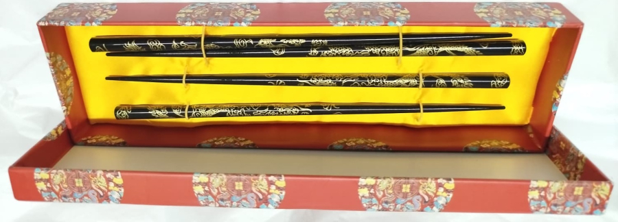 CHOPSTICKS SUNUM KUTUSUNDA, EJDERHA MOTİFLİ, SİYAH LAKE UZERİ ALTIN RENK EL CEKME İŞLEMELİ 2 ÇİFT UZAK DOĞU YEMEK ÇUBUĞU