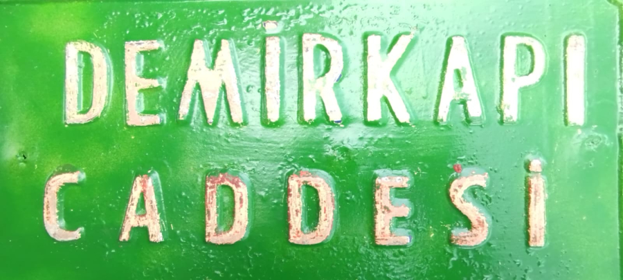 DEMİRKAPI CADDESİ TENEKE SOKAK TABELASI