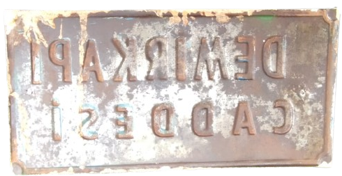 DEMİRKAPI CADDESİ TENEKE SOKAK TABELASI