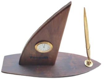  1990 NOVARTİS FORADİL LOGOLU AHŞAP YELKEN TASARIMLI MASAÜSTÜ SAAT VE KALEM SETİ