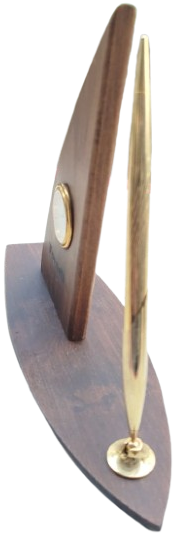  1990 NOVARTİS FORADİL LOGOLU AHŞAP YELKEN TASARIMLI MASAÜSTÜ SAAT VE KALEM SETİ