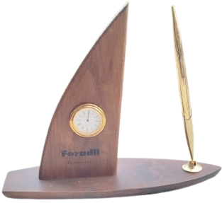  1990 NOVARTİS FORADİL LOGOLU AHŞAP YELKEN TASARIMLI MASAÜSTÜ SAAT VE KALEM SETİ