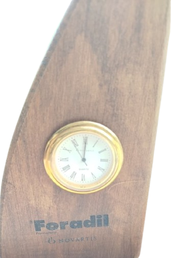  1990 NOVARTİS FORADİL LOGOLU AHŞAP YELKEN TASARIMLI MASAÜSTÜ SAAT VE KALEM SETİ