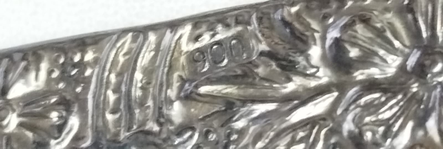 900 DAMGALI GÜMÜŞ AYNA TARAK TAKIMI EL İŞÇİLİĞİ GÜL DESENLİ TARAK KISMI BOYNUZDAN YAPILMIŞDIR 