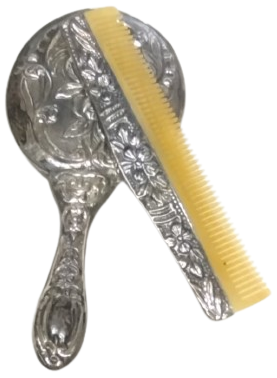 900 DAMGALI GÜMÜŞ AYNA TARAK TAKIMI EL İŞÇİLİĞİ GÜL DESENLİ TARAK KISMI BOYNUZDAN YAPILMIŞDIR 