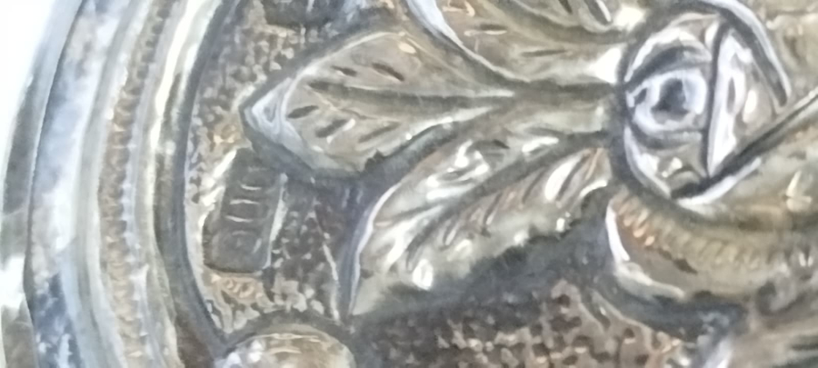 900 DAMGALI GÜMÜŞ AYNA TARAK TAKIMI EL İŞÇİLİĞİ GÜL DESENLİ TARAK KISMI BOYNUZDAN YAPILMIŞDIR 